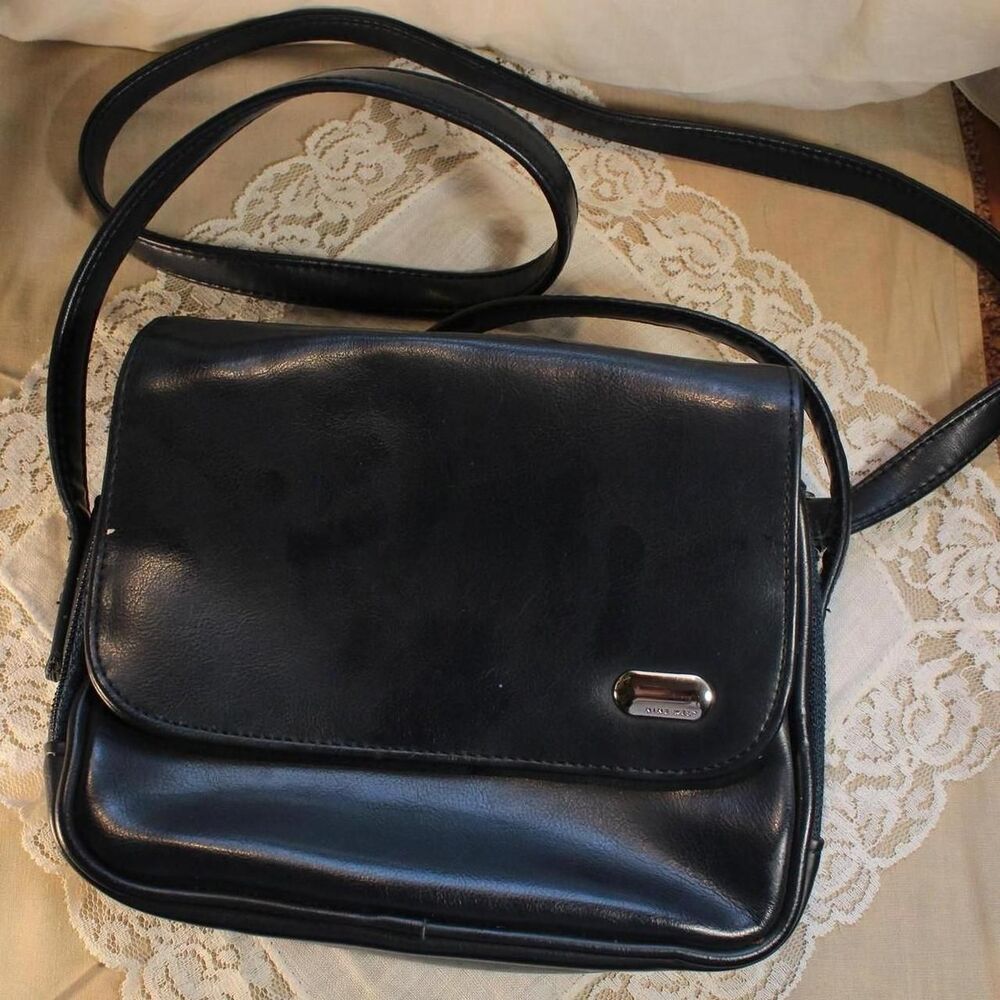 Chic Nine West crossbody faux leather purse